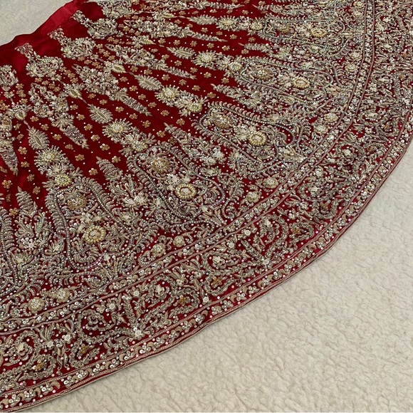 Traditional Pakistani Indian bridal lehenga in red - Picture 8 of 16